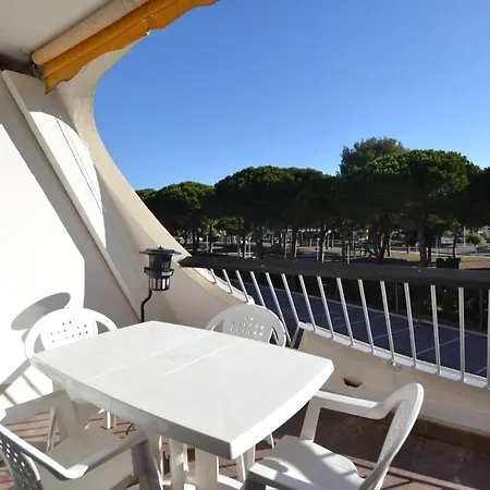 Une Escale Au Bord De La Plage 2 *